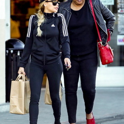 12-19 - Shopping with her Mom in LA